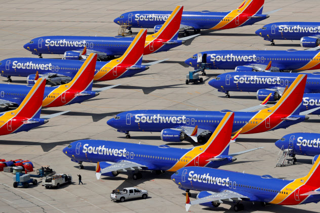 需要急減で空港に停止したままの航空機(カリフォルニア州)=ロイター 需要急減で空港に停止したままの航空機(カリフォルニア州)=ロイター