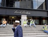 ブルックスブラザーズは医療関係者向けにマスクを生産する=ロイター ブルックスブラザーズは医療関係者向けにマスクを生産する=ロイター