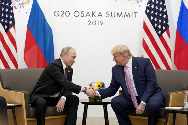 プーチン氏(右)はトランプ氏との電話協議で医療機器などの支援を提案した(2019年6月、大阪で開かれた米ロ首脳会談)=ロイター プーチン氏(右)はトランプ氏との電話協議で医療機器などの支援を提案した(2019年6月、大阪で開かれた米ロ首脳会談)=ロイター