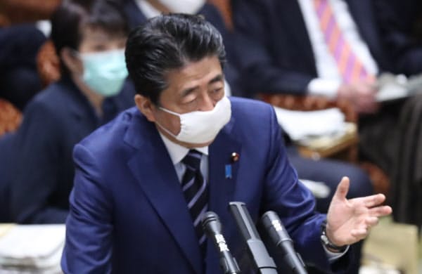 参院決算委で新型コロナウイルスへの対応について答弁する安倍首相(1日午前)