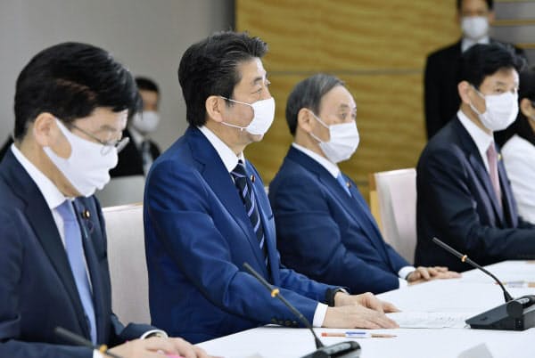 新型コロナウイルス感染症対策本部の会合であいさつする安倍首相(1日、首相官邸)=共同