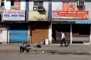 インドでは都市封鎖で多くの店が閉まっている(3月25日、ニューデリー)=ロイター インドでは都市封鎖で多くの店が閉まっている(3月25日、ニューデリー)=ロイター