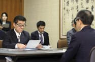 大阪市役所で金品受領問題について森本孝社長(手前)から報告を受ける松井一郎市長(左端)=1日午後、共同 大阪市役所で金品受領問題について森本孝社長(手前)から報告を受ける松井一郎市長(左端)=1日午後、共同
