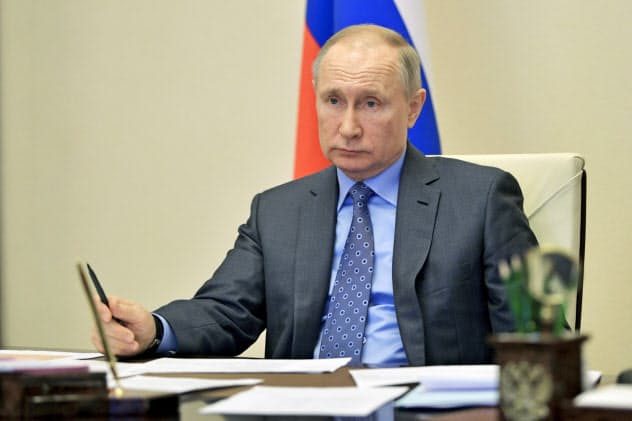 プーチン氏はテレビ電話で閣議に参加し、原油市場の安定に向けた対策が必要と訴えた(1日、モスクワ郊外)=AP プーチン氏はテレビ電話で閣議に参加し、原油市場の安定に向けた対策が必要と訴えた(1日、モスクワ郊外)=AP