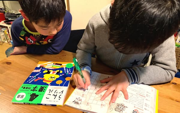 自宅で「うんこドリル」やクロスワードパズルに取り組む子どもたち（1日、東京都練馬区）