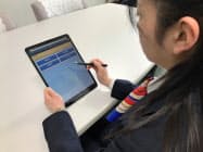 来店した顧客と一緒に手続きを進めていく 来店した顧客と一緒に手続きを進めていく