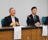 会見するマニーの高井社長(左)と高根沢町の加藤町長(2日、宇都宮市) 会見するマニーの高井社長(左)と高根沢町の加藤町長(2日、宇都宮市)