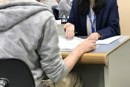 新型コロナ禍で資金繰りに悩む事業者の相談が相次ぐ(5月1日、東京都の品川区役所)