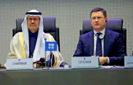 ウィーンでOPECとの会合に出席したロシアのノワク・エネルギー相(右)(2019年12月)=ロイター ウィーンでOPECとの会合に出席したロシアのノワク・エネルギー相(右)(2019年12月)=ロイター