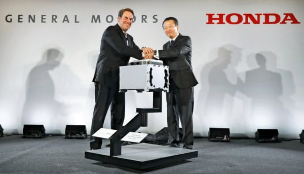 ホンダとGMは提携関係を深めてきた(2017年1月、燃料電池の基幹部品開発についての提携発表)=AP