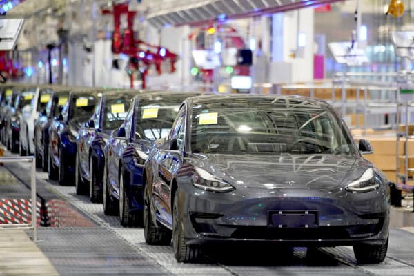 1月に納車を本格化したテスラの上海市の新工場=ロイター