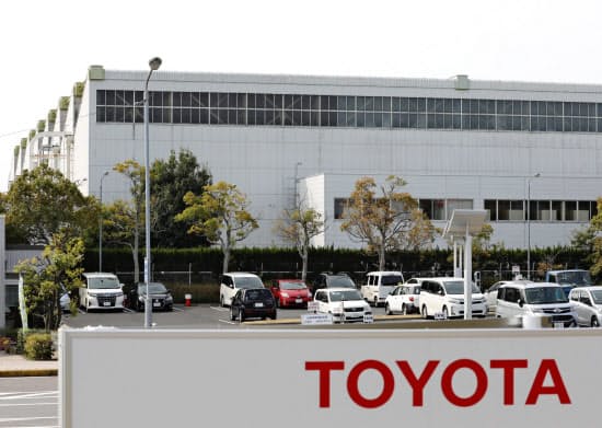 新型コロナウイルスの影響で、生産ラインを一部停止したトヨタ自動車の高岡工場(3日午前、愛知県豊田市)