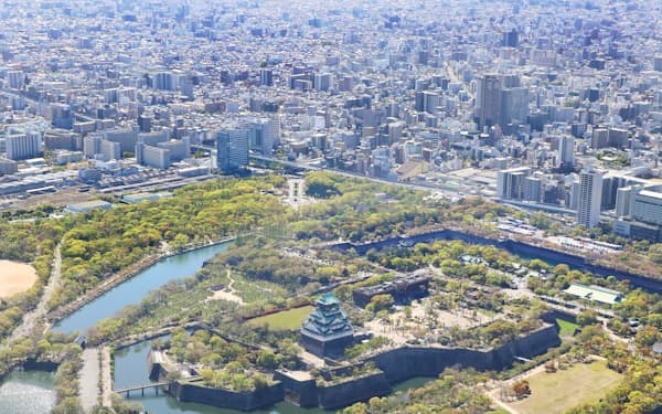 大阪城（手前）と市街地