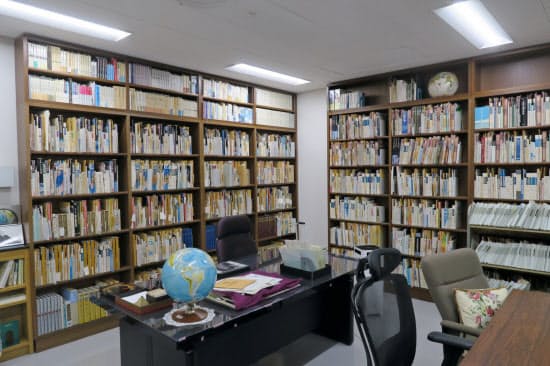 梅棹資料室には、著作や寄稿、ノートなど膨大な資料が保管されている(大阪府吹田市の国立民族学博物館)