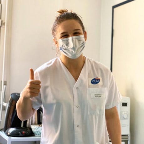 ラグビー女子フランス代表のアガテ・ソシャは病院でマスク製作などの業務に就く(フランス・ラグビー協会のツイッターより)