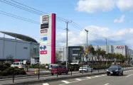 3割以上増床して専門店数を約2割増やす(右側が新棟部分、群馬県高崎市) 3割以上増床して専門店数を約2割増やす(右側が新棟部分、群馬県高崎市)