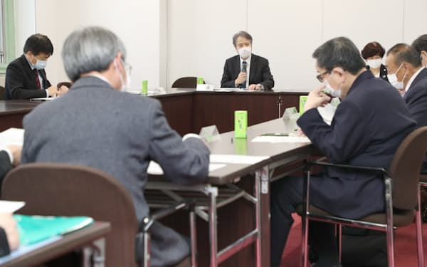 大阪府庁で開かれた第1回大阪府新型コロナウイルス対策協議会（3日、大阪市中央区）