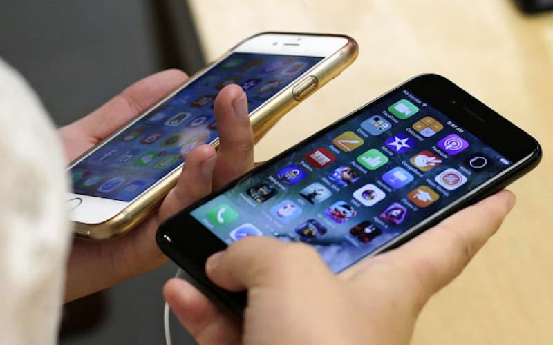 通信費を下げられるかどうかも大事なポイントだ(米アップルのiPhone)=共同 通信費を下げられるかどうかも大事なポイントだ(米アップルのiPhone)=共同