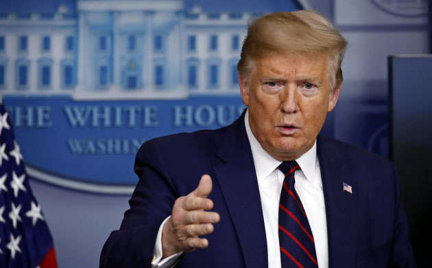 トランプ大統領が外出時のマスク着用を巡り「近く勧告を出す」と明らかにした=AP トランプ大統領が外出時のマスク着用を巡り「近く勧告を出す」と明らかにした=AP