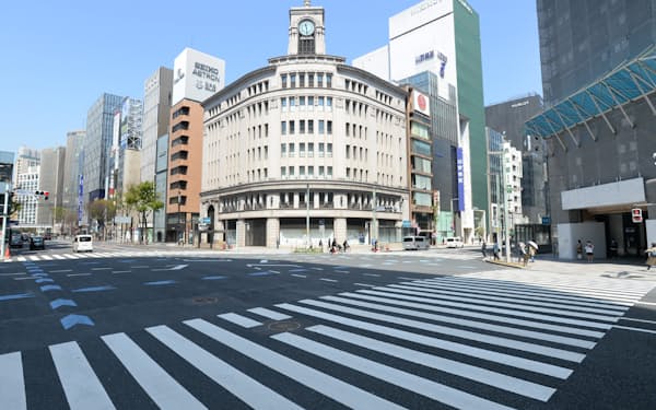 人通りが少なく、閑散とした東京・銀座の交差点（4月4日）
