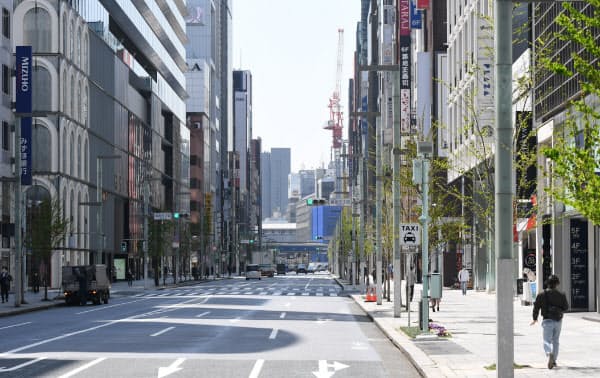 緊急事態宣言が出ても外出自粛要請に強制力はない(4日の東京・銀座)