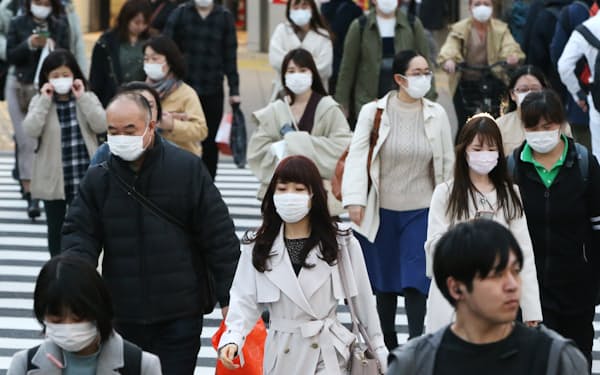 マスクを着けて歩く人たち（4日、東京都新宿区）