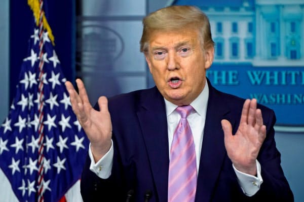 4日、トランプ米大統領は石油産業の雇用を守る姿勢を鮮明にした(ワシントン)=ロイター