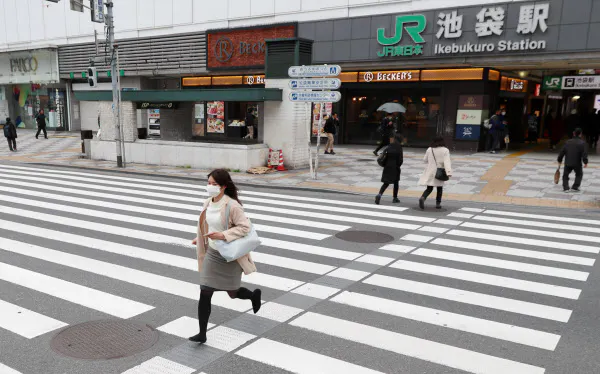 人通りの少ないJR池袋駅前(5日)