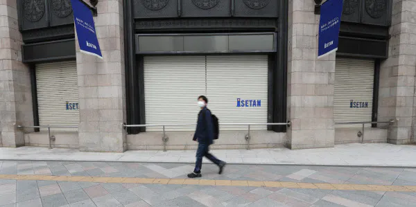 臨時休業する伊勢丹新宿本店(5日、東京都新宿区)