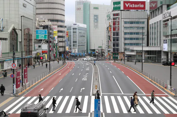 人通りの少ないJR新宿駅前(5日)