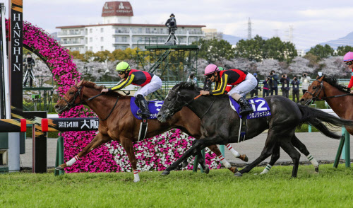 ラッキーライラック G1で3勝目 競馬の大阪杯 日本経済新聞