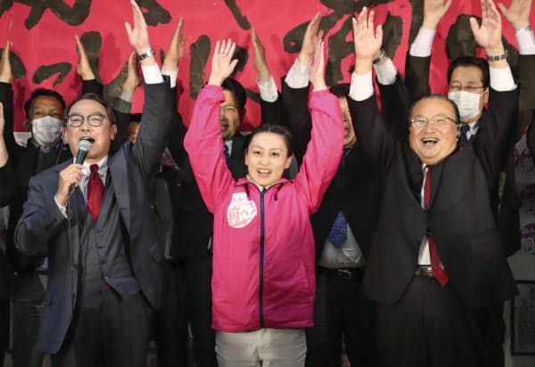 初当選し万歳する内藤氏(中央)ら(5日夜、徳島市)=共同