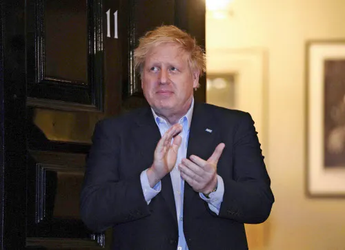 ジョンソン英首相は新型コロナに感染後も、自己隔離しながら職務にあたっていた(2日、英首相官邸提供)