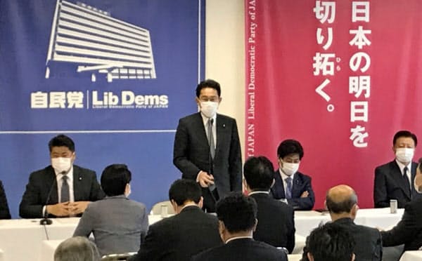 自民党政調全体会議であいさつする岸田政調会長(6日午前、自民党本部)