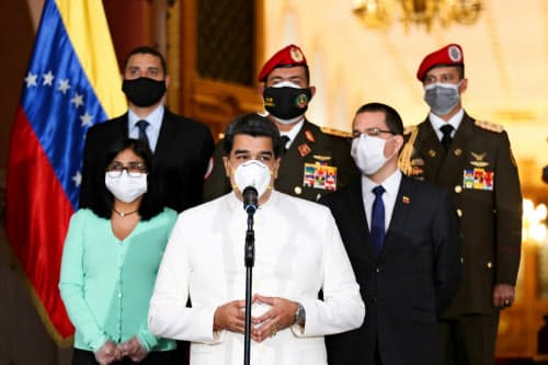 米国がマドゥロ大統領(前列中央)を麻薬密輸罪で起訴したため同大統領が態度を硬化、ベネズエラでは与野党が協力して新型コロナ感染拡大防止に取り組む機運が失われると懸念されている=ロイター