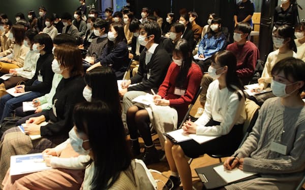 マスクをして就活イベントに参加する学生（2月、東京都新宿区）