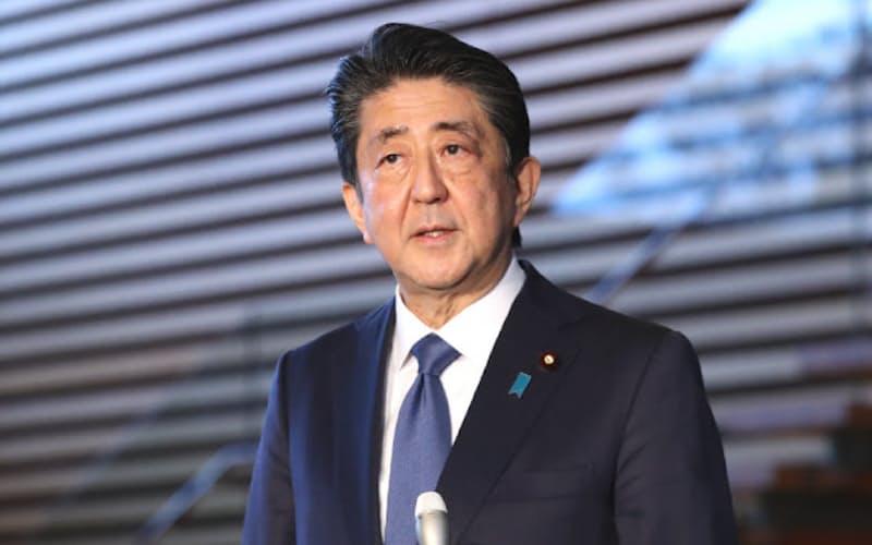 緊急事態宣言の検討状況について報道陣の質問に答える安倍首相(6日、首相官邸) 緊急事態宣言の検討状況について報道陣の質問に答える安倍首相(6日、首相官邸)