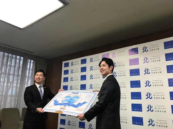 新型コロナ 石屋製菓が 白い恋人 贈呈 小中高の新入生12万人に 日本経済新聞