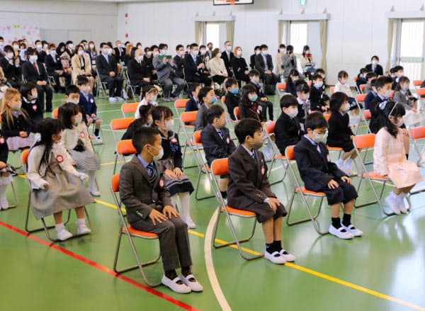 新入生はマスク姿で入学式に臨んだ(6日午前、名古屋市西区の市立比良西小学校)