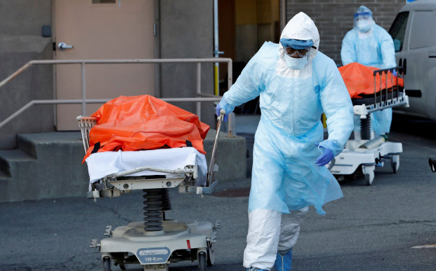 新型コロナ患者の遺体を運ぶ医療スタッフ=ロイター 新型コロナ患者の遺体を運ぶ医療スタッフ=ロイター
