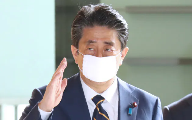 首相官邸に入る安倍首相(7日午前)