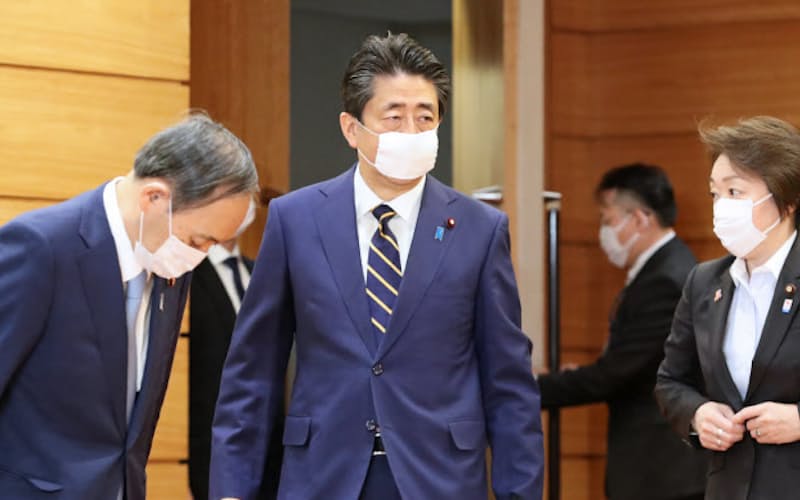 閣議に臨む安倍首相(7日午前、首相官邸) 閣議に臨む安倍首相(7日午前、首相官邸)