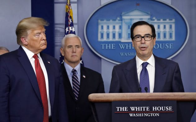 経済対策の陣頭指揮をとるムニューシン氏(右)の手腕が試される=AP 経済対策の陣頭指揮をとるムニューシン氏(右)の手腕が試される=AP