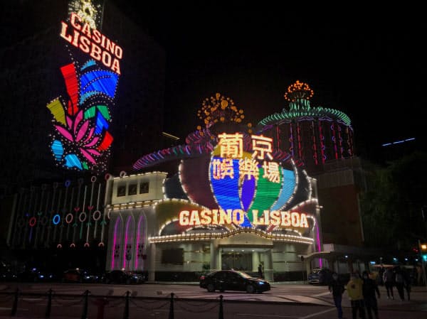 マカオのカジノは新型コロナで大きな打撃を受けている(2月)=ロイター