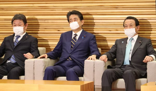 臨時閣議に臨む安倍首相(7日、首相官邸)