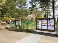 興福寺の北参道入り口に設置されたデジタルサイネージ(右側) 興福寺の北参道入り口に設置されたデジタルサイネージ(右側)