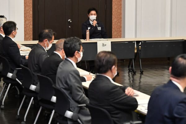 大阪府新型コロナウイルス対策本部会議で発言する吉村大阪府知事(奥)=7日、大阪府庁