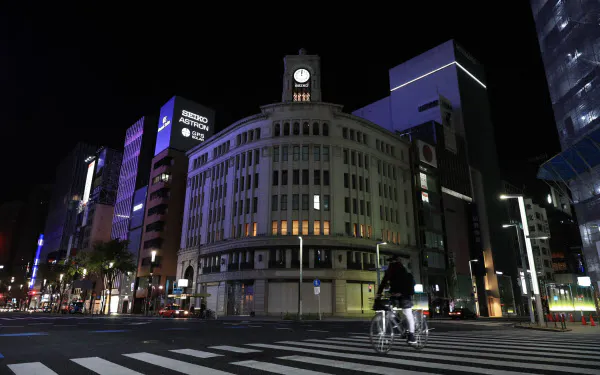 午前0時、時計台の鐘の音だけが響く銀座4丁目交差点(東京都中央区)=三村幸作撮影