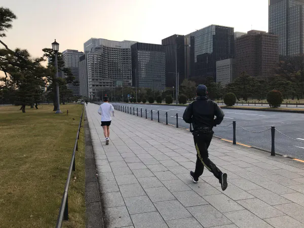 早朝に皇居周辺を走るランナーたち(東京・皇居正門前)