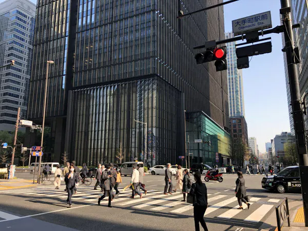 通勤する人らが行き交う(東京・大手町)